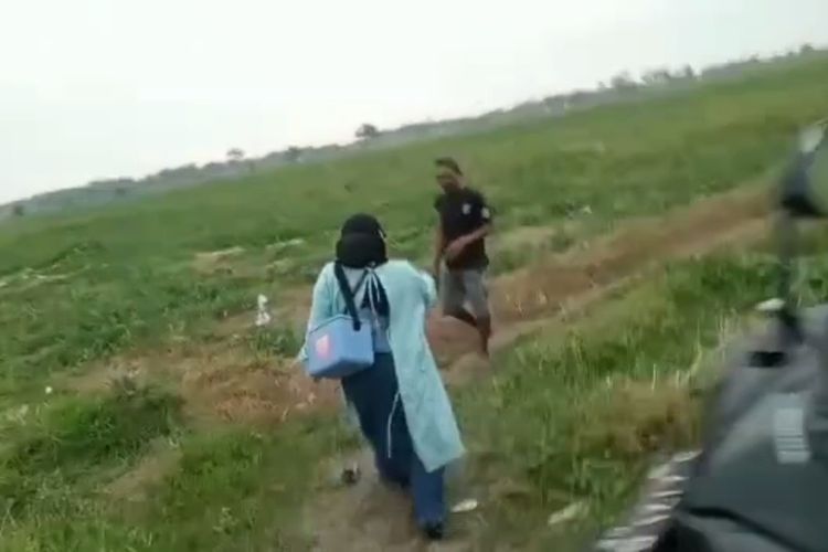 Tangkapan layar dari video petugas kesehatan mendatangi petani di sawah dan membujuknya agar mau melakukan vaksinasi Covid-19.