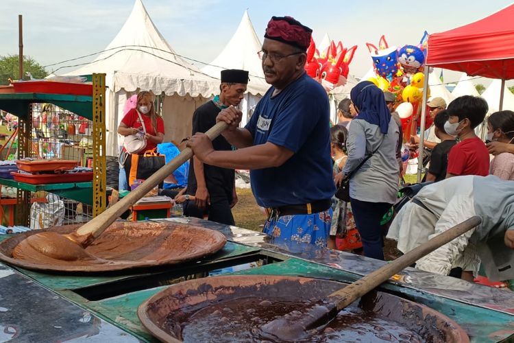 Pedagang dodol betawi di acara Festival Condet, Jakarta Timur. Festival Condet yang digelar di Lapangan Sepak Bola Gedong Rindam Jaya, Jalan Condet Raya, Jakarta Timur ini dibuka kembali setelah pandemi covid-19.