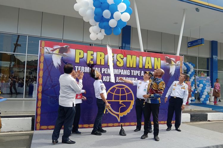 Direktur Prasarana Transportasi Jalan Direktorat Perhubungan Darat Kementerian Perhubungan, Popik Montanasyah bersama Walikota Jayapura, Benhur Tommy Mano dan beberapa pejabat dari Provinsi Papua dan Kota Jayapura, saat melepaskan balon sebagai tanda peresmian Terminal Tipe A di Entrop, Distrik Jayapura Selatan, Kota Jayapura, Papua, Rabu (20/04/2022).