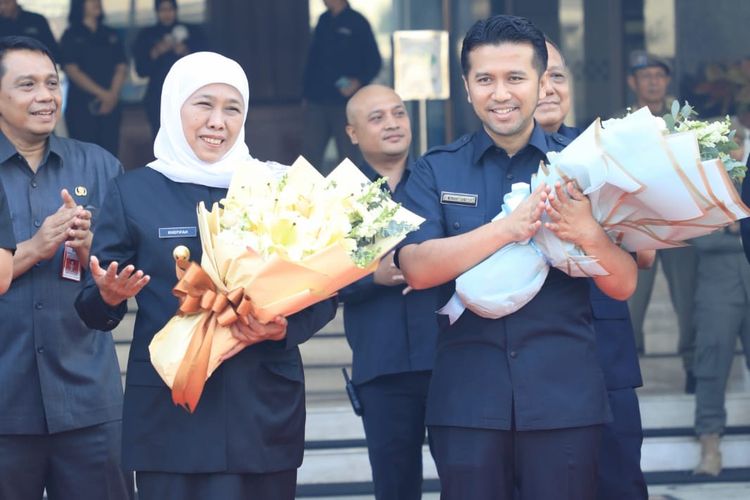 Gubernur Jawa Timur (Jatim) Khofifah Indar Parawansa dan Wakil Gubernur (Wagub) Emil Elestianto Dardak dalam kegiatan apel terakhir bersama aparatur sipil negara (ASN) di lingkungan Sekretariat Daerah Provinsi (Setdaprov) Jatim, Jalan Pahlawan Nomor 110, Surabaya, Senin (12/2/2024). 
