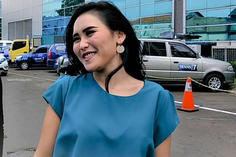Penyanyi dangdut Ayu Ting di gedung Trans TV, Tendean, Jakarta Selatan, Selasa (3/4/2018).