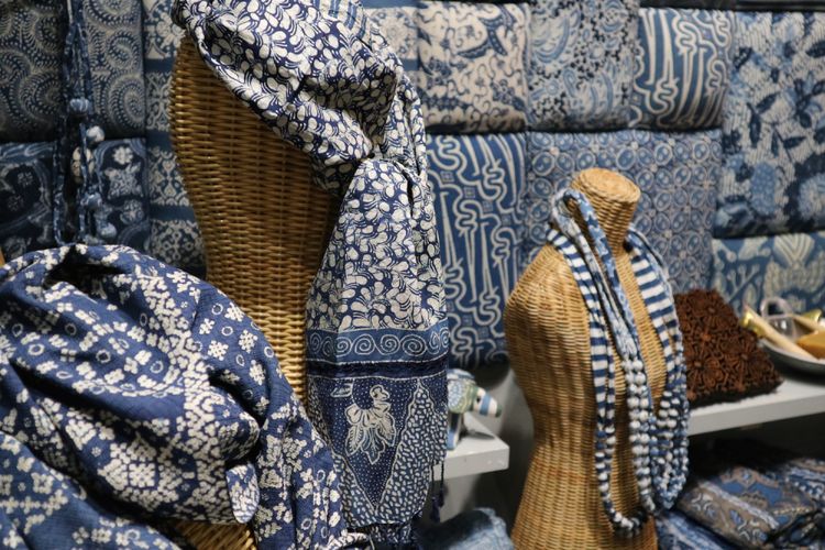 Sejumlah koleksi batik Galeri Batik Jawa saat tampil di pameran dagang NY NOW 2017 di Javits Center, New York 19-23 Agustus 2017. Pameran dagang ini diikuti sekitar 2.400 desainer dari seluruh dunia dan dihadiri sektar 24.000 orang yang sebagian besar adalah buyer.                          