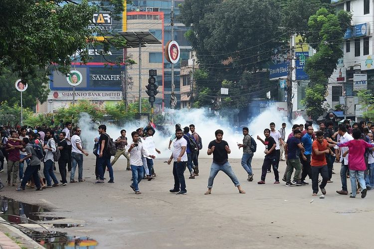 Para pelajar yang melakukan unjuk rasa di ruas-ruas jalan di kota Dhaka, Bangladesh tetap bertahan meski polisi menembakkan gas air mata, Minggu (5/8/2018).