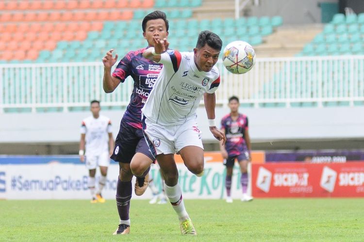 Pemain Arema FC Dedik Setiawan menyundul bola saat pertandingan pekan ke-23 Liga 1 2022-2023 melawan RANS Nusantara FC yang berakhir dengan skor 1-2 di Stadion Pakansari Bogor, Rabu (8/2/2023) sore.