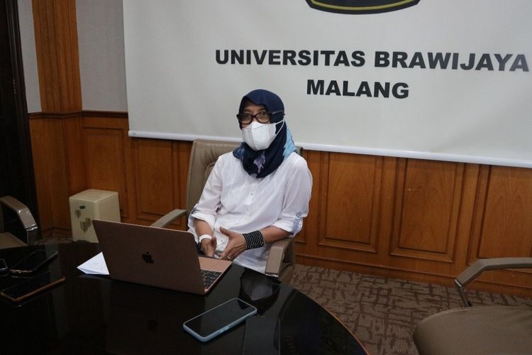 Wakil Rektor 1 Bidang Akademik Universitas Brawijaya, Prof. Dr. Aulanni’am di kantornya.