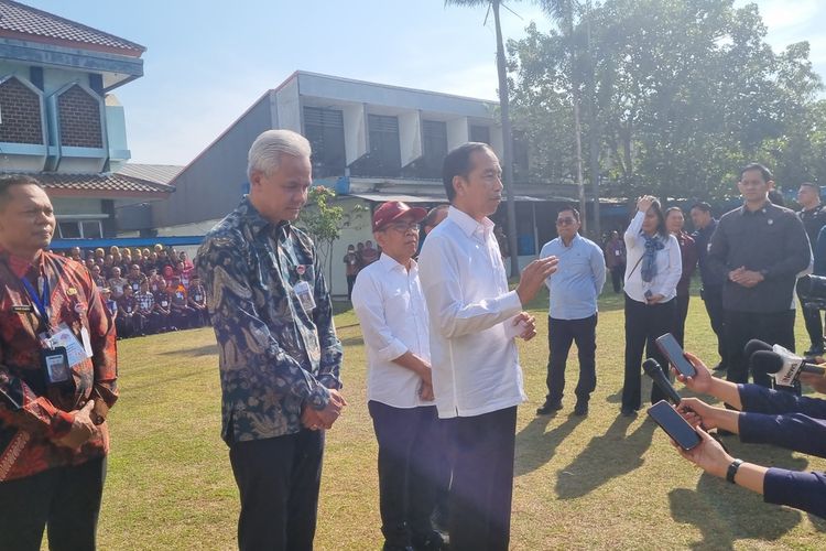 Presiden Jokowi mengunjungi SMK Jateng di Semarang, Rabu (30/8/2023).