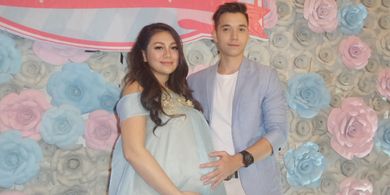 Celine Evangelista dan Stefan William ditemui setelah menggelar acara baby shower atau tujuh bulanan di Arion Swiss-Belhotel Kemang, Jakarta Selatan, Minggu (20/8/2017).