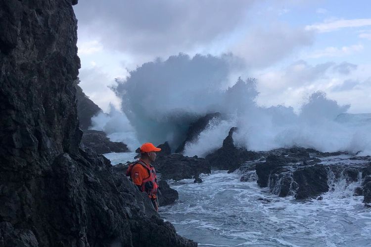 Tim SAR melakukan pencarian terhadap Wisatawan yang hilang di sekitar Pantai Siung, Gunungkidul, Senin (28/7/2025)