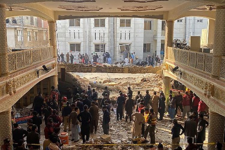 Petugas keamanan memeriksa lokasi ledakan masjid di dalam markas polisi di Peshawar pada 30 Januari 2023. Sedikitnya 61 orang tewas dalam ledakan masjid di markas polisi di Pakistan.
