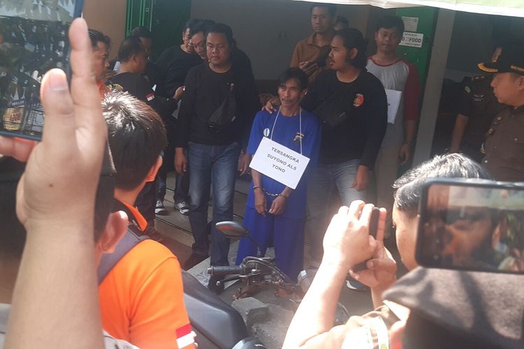 Pelaku Suyono (50), memperagakan adegan dalam rekonstruksi kasus pembunuhan disertai mutilasi di sebuah toko mebel Jalan Ir Soekarno Solo Baru, Sukoharjo, Jawa Tengah, Rabu (21/6/2023).