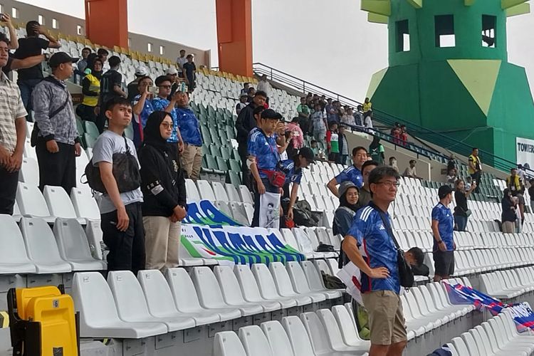 Suporter Jepang yang hadir langsung menyaksikan laga pardana Grup D Piala Dunia U17 2023 melawan Polandia di Stadion Si Jalak Harupat, Kabupaten Bandung, pada Sabtu (11/11/2023) sore WIB.