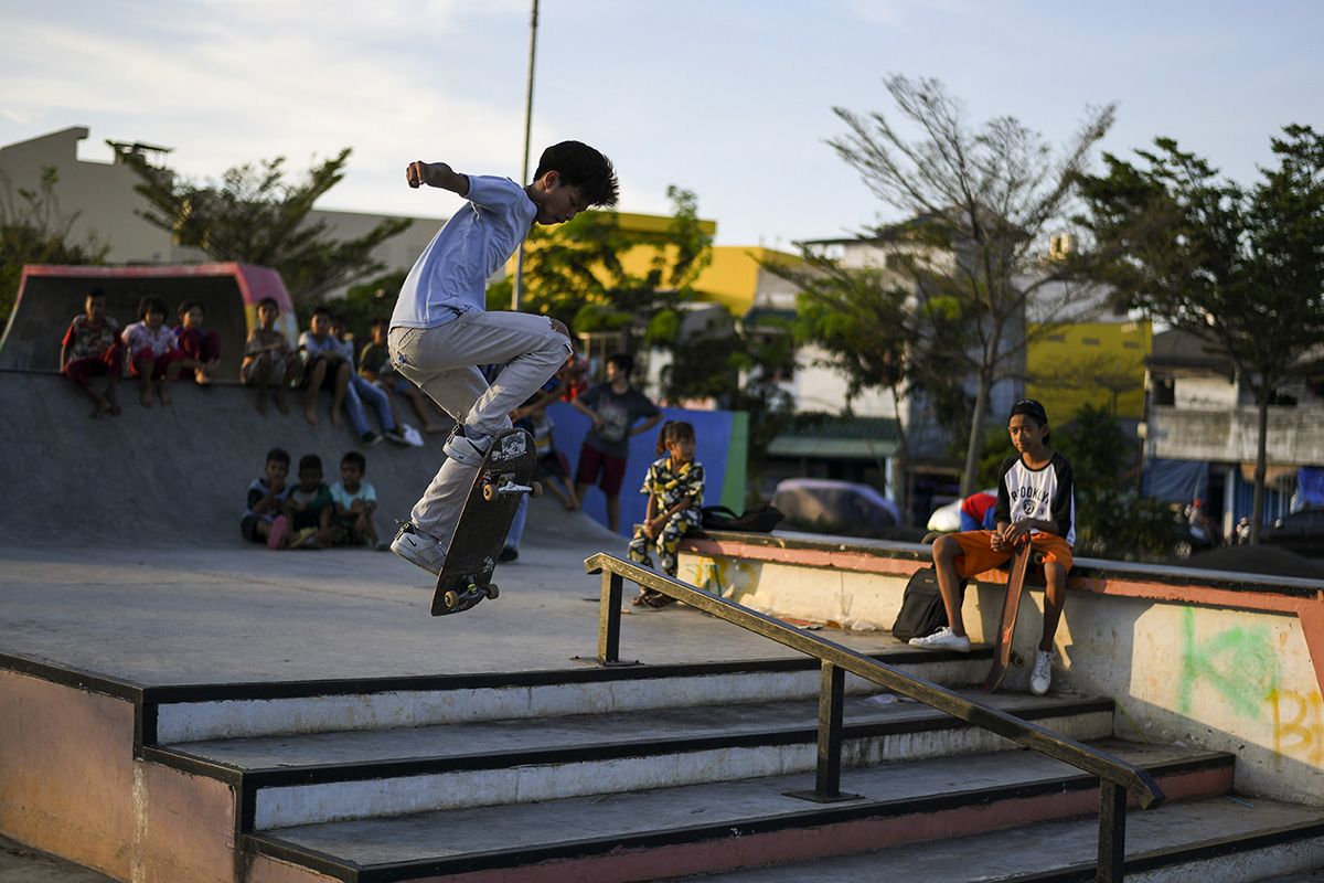 Seorang warga bermain skateboard di ruang terbuka hijau (RTH) Kalijodo, Jakarta, Selasa (7/7/2020). RTH Kalijodo menjadi lokasi yang ramai dikunjungi warga setelah Pemprov DKI membuka kembali sejumlah RTH di Jakarta yang sebelumnya ditutup sementara akibat Covid-19.