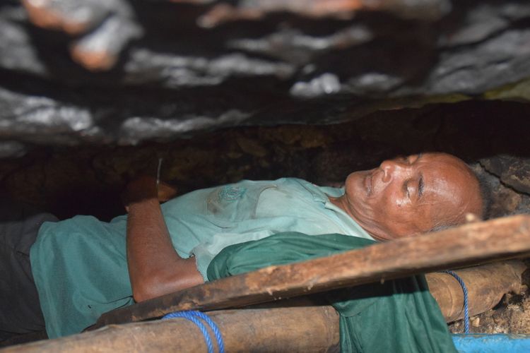 La Udu warga Kota Bauba, Sulawesi Tenggara, tinggal sebatangkara di dalam goa di tepi pantai selama sepuluh tahun. Ia tidur disela-sela bebatuan yang sempit.