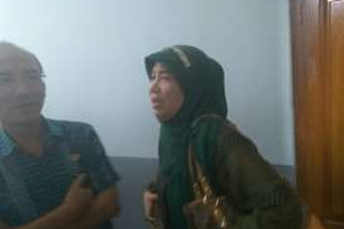 Sulastini, pemilik musala di Kalibata, Pancoran, Jakarta Selatan, menangis saat sidang yustisi di Pengadilan Negeri Jakarta Selatan, Jumat (25/11/2016).