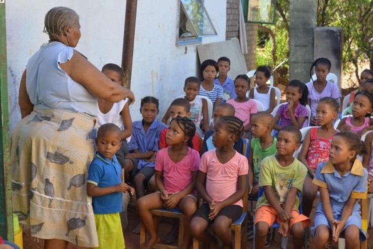 Katrina Esau mengajar bahasa N|uu dari ruang sekolah di halaman depan rumahnya dalam upaya melestarikan bahasa itu.