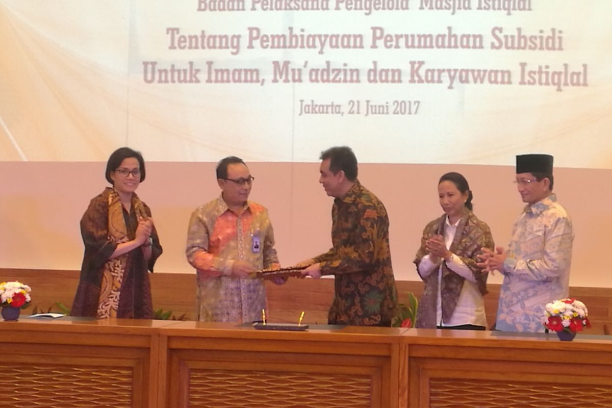 Penyerahan dokumen terkait penyediaan pembiayaan perumahan subsidi di Kementerian Keuangan, Jakarta, Rabu (21/6/2017)