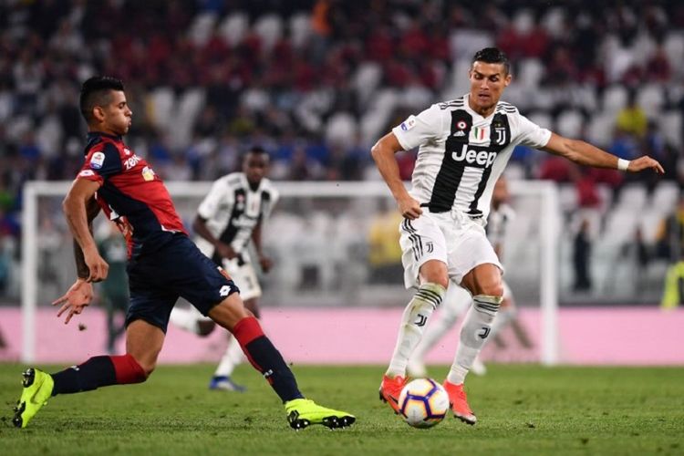 Cristian Romero mencoba menghadang laju Cristiano Ronaldo pada laga Juventus vs Genoa di Stadion Allianz dalam lanjutan Serie A, 20 Oktober 2018. 