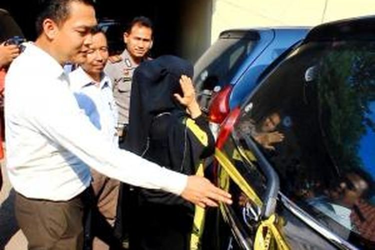 Kasat Reskrim Polres Cirebon Kota, AKP Hidayatullah, menunjukkan 21 mobil rental yang digelapkan oleh NA (39) PNS BAPPEDA Kabupaten Cirebon, di Polres Cirebon, Rabu Petang (12/11/2014).
