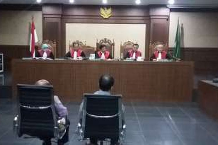 Sidang tuntutan terhadap Kepala Dinas Energi dan Sumber Daya Mineral Kabupaten Deiyai, Irenius Adii, dan pengusaha bernama Setyadi Jusuf di Pengadilan Tindak Pidana Korupsi, Jakarta Pusat, Kamis (10/3/2016).