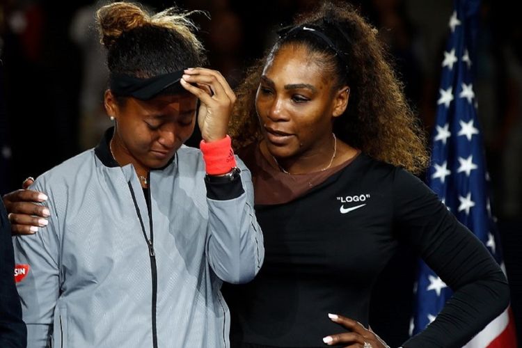 Petenis Jepang, Naomi Osaka, dirangkul oleh lawan yang dia kalahkan petenis AS, Serena Williams, usai pertandingan final tunggal putri US Open 2018, Minggu (9/9/2018).
