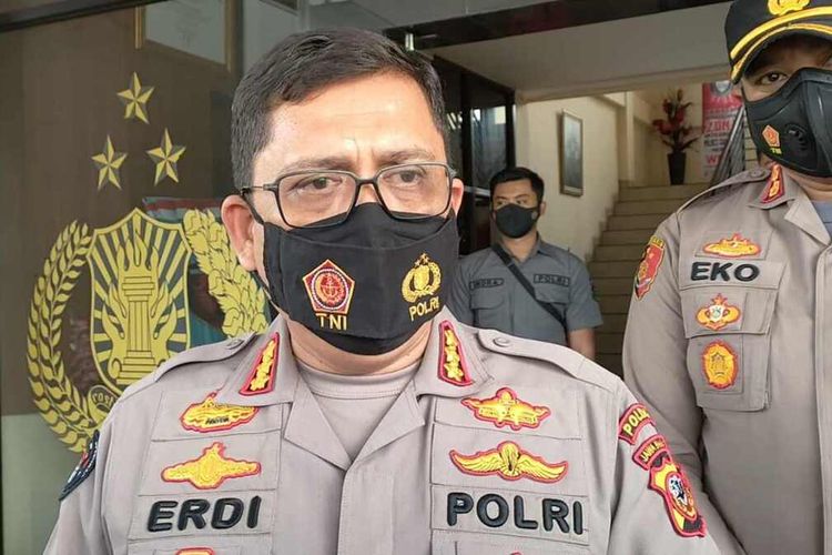 Kepala Bidang Humas Polda Jabar Kombes Polisi Erdi Adrimulan Chaniago diwawancara di Mapolres Sumedang, Senin (22/11/2021). AAM AMINULLAH/KOMPAS.com