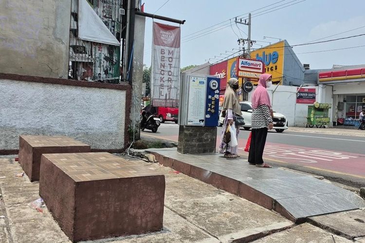 Halte BisKita Griya Depok Asri Tak Beratap, Penumpang: Panas, Mending Berdiri