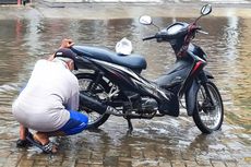 Mitos atau Fakta, Motor Melibas Banjir Bisa Bikin Aki Korslet?