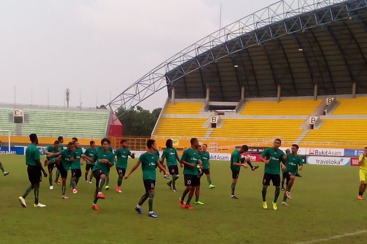 Seleksi pemain terus dilakukan saat latihan bersama tim Sriwijaya FC, Hartono Ruslan terus pantau pemain demi kekuatan baru dilini belakang