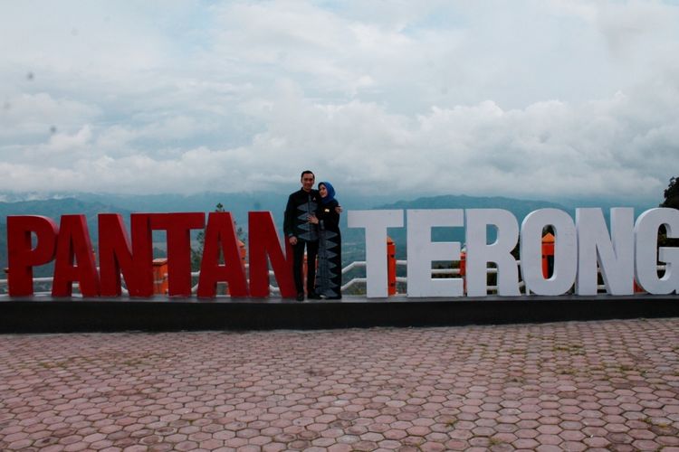 Edhie Baskara Yudhoyono (Ibas) beserta istri, Siti Ruby Aliya Rajasa (Aliya) saat berpose di objek wisata puncak Pantan Terong, Takengon, Aceh Tengah.