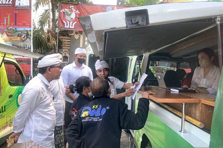 Masyarakat melakukan pembayaran Pajak Bumi dan Bangunan Perdesaan dan Perkotaan (PBB-P2) pada layanan mobil keliling di Kantor Perbekel Desa Kesiman Kertalangu, Denpasar, Selasa (14/6/2022). 

