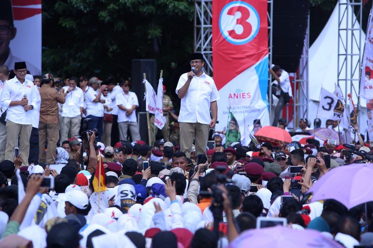 Calon gubernur DKI Jakarta 2017 Anies Baswedan saat berorasi di kampanye akbar calon gubernur dan wakil gubernur DKI Jakarta no urut 3 di Lapangan Banteng, Jakarta, Minggu (5/2/2017). Acara ini merupakan bentuk dukungan dari para simpatisan untuk pasangan calon gubernur dan wakil gubernur DKI Jakarta, Anies - Sandi. 