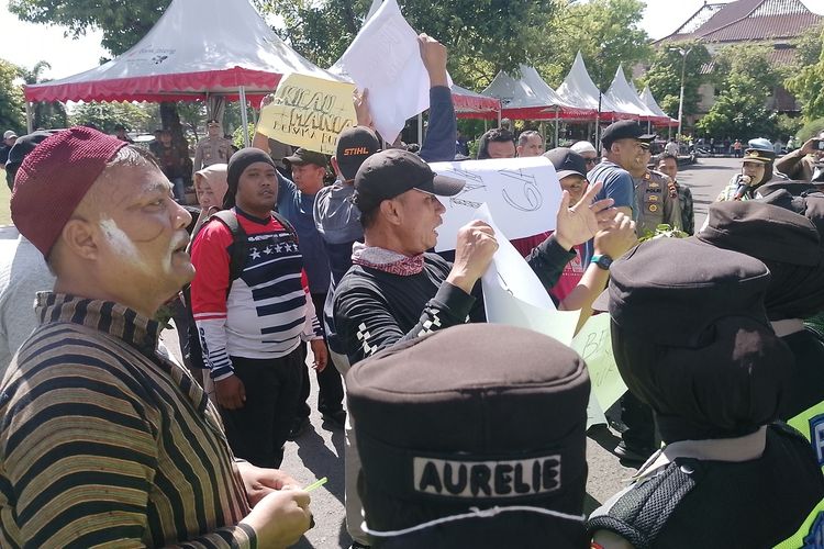 Buruh Siap Aksi Saat May Day, Polres Kendal Gelar Simulasi Pengamanan di Kantor Bupati