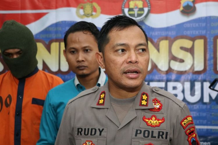 Kapolres Kebumen AKBP Rudy Cahya Kurniawan menggelar ungkap kasus penipuan dengan modus jual beli tuyul di Mapolres Kebumen, Jawa Tengah.