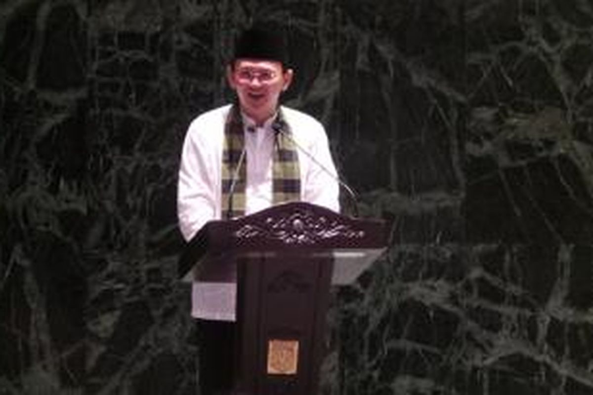 Gubernur DKI Jakarta Basuki Tjahaja Purnama saat menyerahkan Daftar Isian Pelaksanaan Anggaran (DIPA) 2016, di Balai Kota, Kamis (17/12/2015).