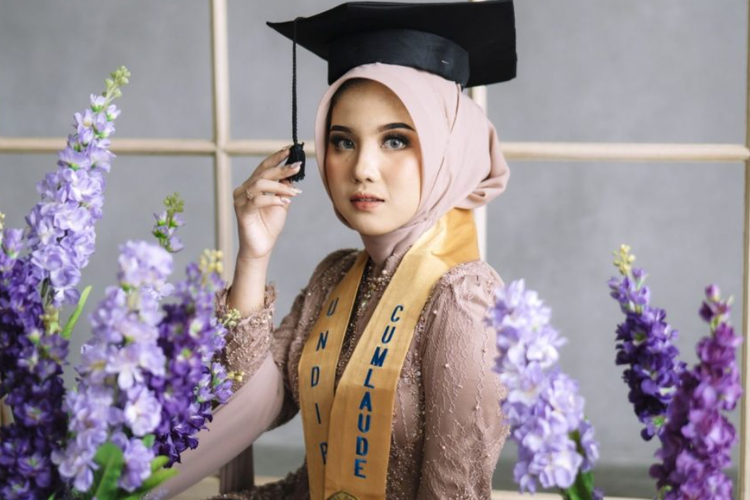 Devina Meidy Fidelia Putri Pangudi menjadi lulusan terbaik Universitas Diponegoro (Undip).