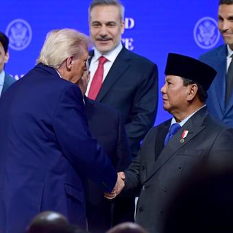 Presiden Prabowo Subianto bersama Presiden Amerika Serikat (AS) Donald Trump saat menghadiri acara Board of Peace Charter pada Kamis (22/1/2026), di Davos, Swiss