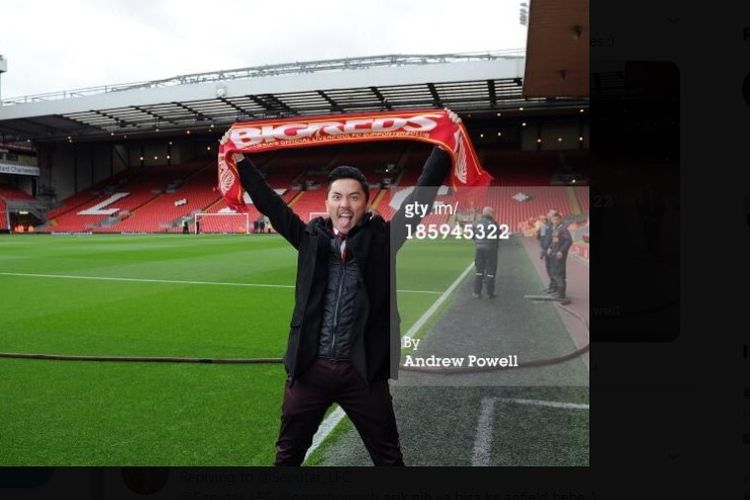 Artis Ananda Omesh saat berkunjung ke Stadion Anfield, markas Liverpool.