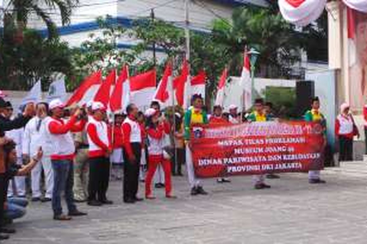 Napak Tilas Proklamasi yang diselenggarakan oleh Dinas Pariwisata dan Kebudayaan DKI Jakarta, Selasa (16/8/2016). Kegiatan ini dalam rangka menyambut HUT ke-71 Republik Indonesia. 