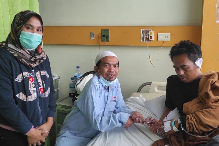 Dewan Pertimbangan NPCI Garut, Andi Supriadi bersama atlet disabilitas yang menjadi korban penganiayaan, Rihan Firdaus.  