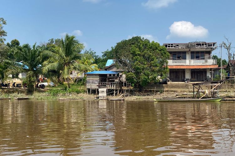 Rumah di Desa Seraras, Kalimantan Barat, berada di tepi Sungai Kapuas. 