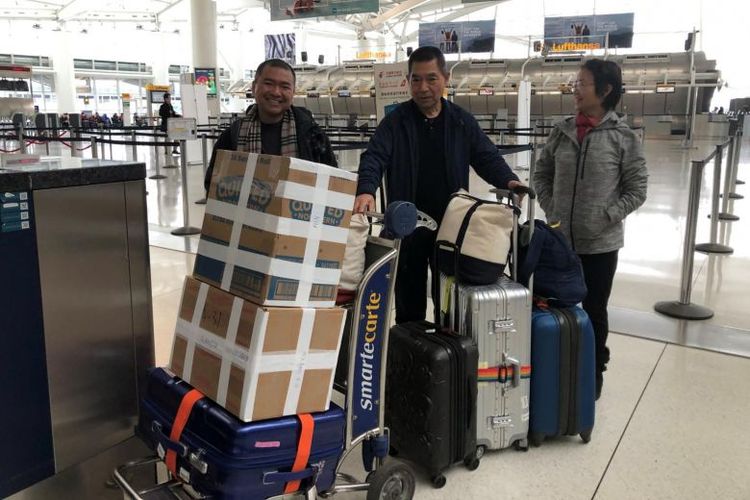 Jonathan Niu menunggu di Bandara Internasional John F. Kennedy, untuk menemani ayahnya, Niu Fang Xiu dan ibunya, Liu Xiu Lan kembali ke rumah mereka di Hefei, bersama dengan kotak-kotak kardus berisi 200 masker di AS pada 31 Januari 2020.