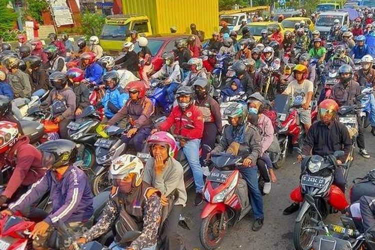 Pemudik motor memadati jalur pantura Kota Cirebon, Jawa Barat, Sabtu (6/4/2024) siang.