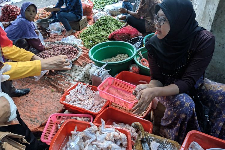 Pedagang ayam berformalin, Siti Rahmawati di Pasar Anyar Kota Tangerang, Rabu (18/12/2019).