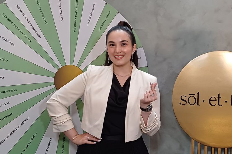 Aktris Chelsea Islan usai konferensi pers bisnis perhiasan berlian lab grown yang digelutinya, di ICE BSD, Tangerang Selatan, Jumat (6/10/2023).