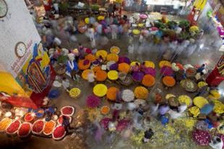 Aktivitas di pasar bunga Sri Krishna Rajendra di Bangalore, India, Sabtu (14/9/2013).