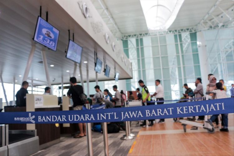 Sejumlah. asyarakat saat mengantre di loket Bandara Kertajati pada hari pertama pengalihan penerbangan dari Bandara Husein Sastranegara, Senin (1/7/2019).