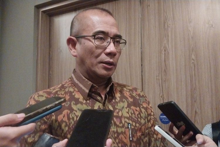 Ketua KPU RI Hasyim Asya'ri saat ditemui oleh wartawan seusai acara diskusi bersama Komnas HAM, Hotel Novotel, Jakarta Pusat, Kamis (12/10/2023).