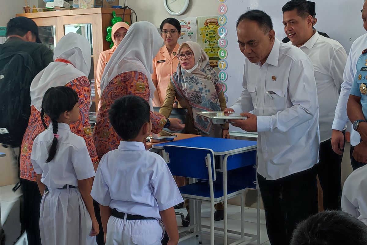 Belum Ada Susu dalam Menu Makanan di SPPG Halim, Budi Arie: Tidak Usah Berkecil Hati