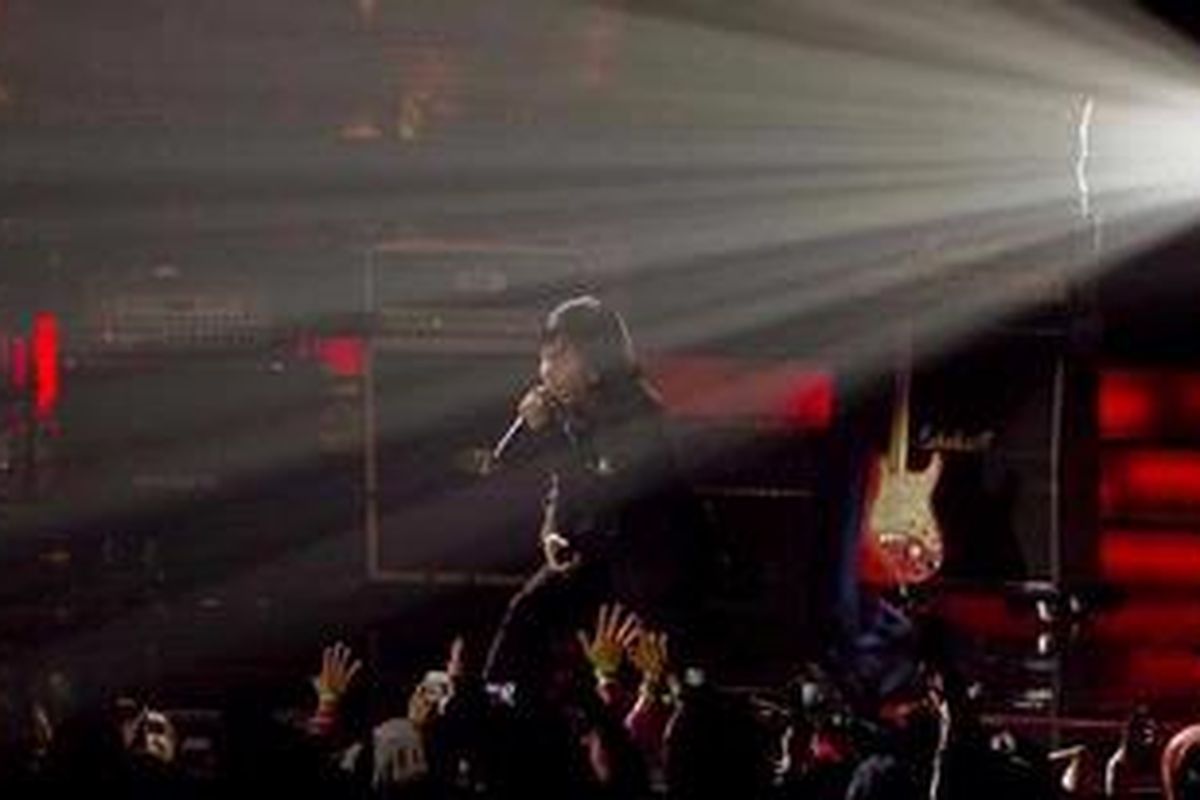 Ari Lasso tampil dalam reuni Dewa 19 pada Konser Mahakarya Ahmad Dhani di Plenary Hall, Jakarta, Rabu (13/6/2012) malam.  