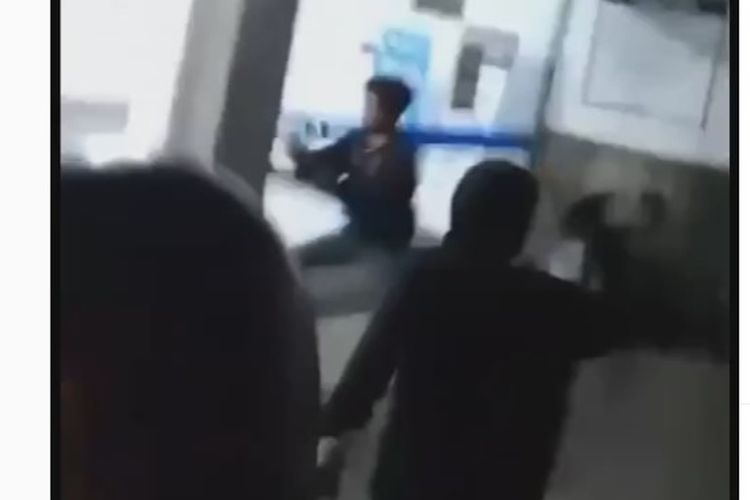 Viral di media sosial sebuah video yang memperlihatkan seorang pria dibacok sejumlah orang menggunakan senjata tajam.